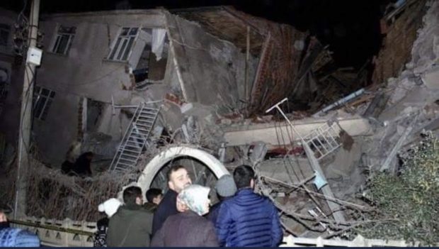 بالفيديو من الجزائر.. زلزال يخرج السكان إلى الشوارع خوفا من هزات ارتدادية