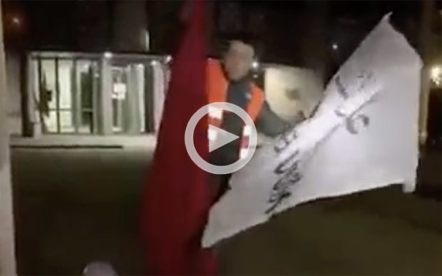 بالفيديو ـ تصرف صعلوكي.. تدنيس العلم الوطني من قبل انفصالي في هولندا