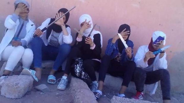 أمام ثانوية في اشتوكة آيت باها.. صور لتلميذات يحملن أسلحة بيضاء تغضب مغاربة