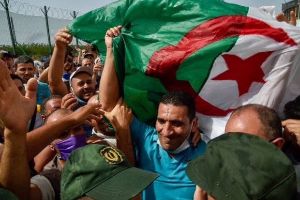 بسبب تجريم الحراك.. 65 متظاهرا وراء القضبان في الجزائر