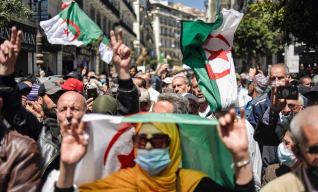 بعد حملة اعتقالات.. 72 ناشطا جزائريا في السجون بسبب مشاركتهم في الحراك