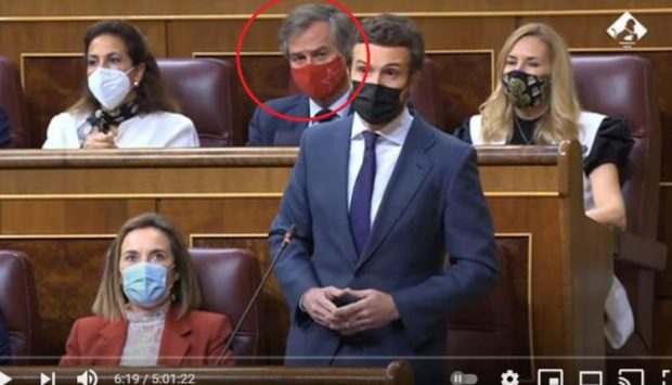 اليمين المتطرف غيتفقص.. “كمامة مغربية” داخل البرلمان الإسباني! (صور)