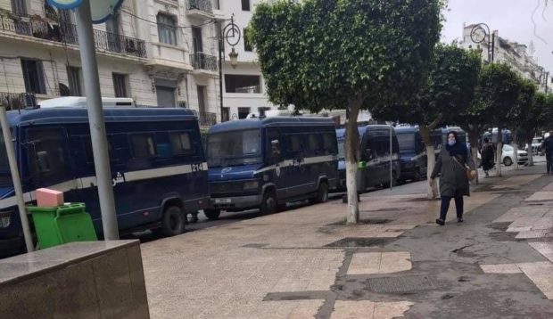 اعتقالات ومنع.. السلطات الجزائرية تلجأ إلى القمع في مواجهة حراك الطلبة