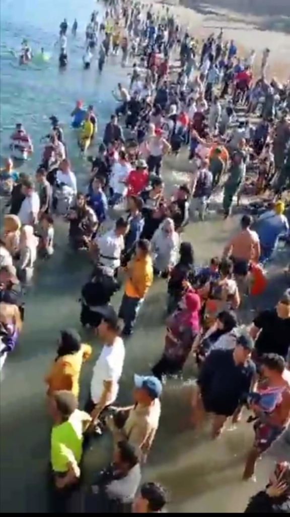 بالصور.. مئات المهاجرين “يهجمون” على سبتة المحتلة!!