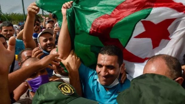 الجزائر.. السلطات توقف رموزا من الحراك عشية الانتخابات