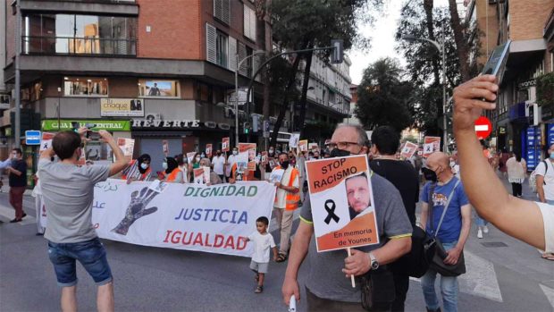 احتجاجا على مقتل مهاجر مغربي.. مظاهرات مناهضة للعنصرية ضد الأجانب في إسبانيا (صور)