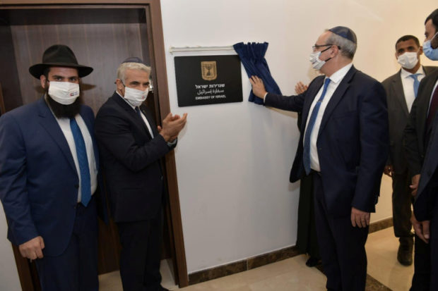 بالصور من أبو ظبي.. وزير خارجية إسرائيل يفتتح في الإمارات أول سفارة لبلاده في الخليج