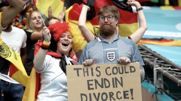 “هذا اللقاء قد ينتهي بالطلاق”.. مشجع إنجليزي وزوجته الألمانية يرفعان لافتة طريفة خلال مباراة إنجلترا وألمانيا