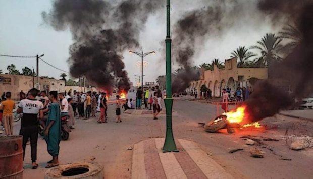 احتجاجات وقطع طرق.. نايضة فولاية ورقلة الجزائرية (صور)