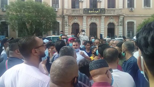 الجزائر.. وقفة احتجاجية أمام المحكمة تضامنا مع “عزيز نامبر وان”
