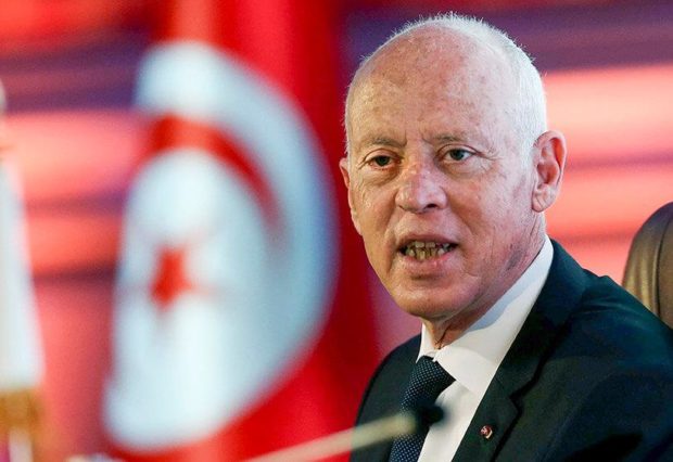مشاو بعييد.. الرئيس التونسي يمنع صرف رواتب غير الملقحين