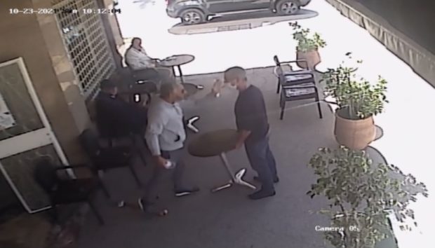 فيديو.. الأمن يكشف تفاصيل اعتداء زبون مقهى على “سرباي” بسبب “مطالبته بجواز التلقيح