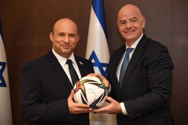 بعد زيارته الأولى.. رئيس الفيفا يعرض استضافة بطولة كأس العالم على إسرائيل