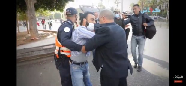 اعتقالات وصدامات.. احتجاجات جديدة في عدة مدن لرفض إجبارية “جواز التلقيح” (صور)