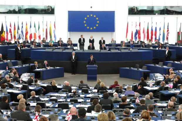 البرلمان الأوروبي.. تنديد بتدهور الوضع الحقوقي في الجزائر