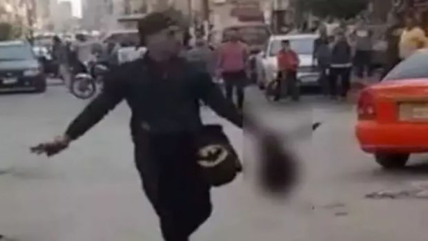 تشبه جريمة ٱسفي.. مصري يفصل رأس زميله بساطور ويتجول به في الشوارع!!