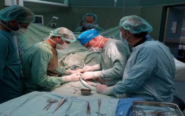 استغرقت 4 ساعات.. عملية جراحية دقيقة لزرع أطراف اصطناعية بركبتي مريضة نيجيرية في مراكش