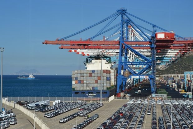 ميناء طنجة المتوسط.. رقمنة كامل إجراءات عبور الحاويات وشاحنات النقل الدولي