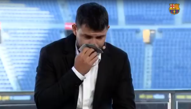 بالدموع.. أغويرو يعتزل كرة القدم بسبب مشكل في القلب (فيديو)