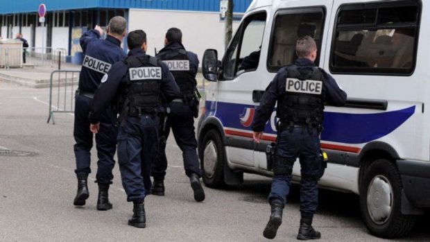 لقاو عندو موس وقرآن.. فرنسا توقف شخص كان ينوي مهاجمة الشرطة
