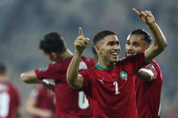أفضل ظهير أيمن في العالم/ وزير السعادة في المغرب/ لاعب عالمي.. إشادة كبيرة بحكيمي (صور)