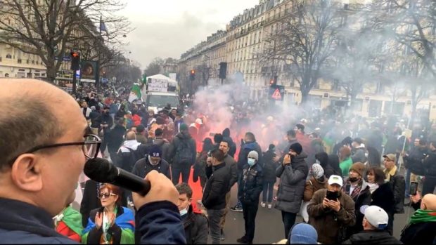مدنية ماشي عسكرية.. مسيرة احتجاجية جزائرية حاشدة في باريس (صور)