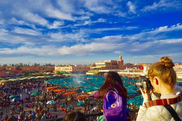 بعد شهرين من الإغلاق.. سياح بريطانيا يعودون إلى المغرب (فيديو)