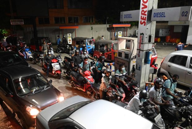 الأزمة تخنق البلاد.. سريلانكا تنشر الجيش إثر احتجاجات بسبب نقص الوقود