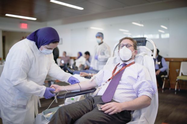 بالصور.. موظفو السفارة الأمريكية يشاركون في حملة التبرع بالدم