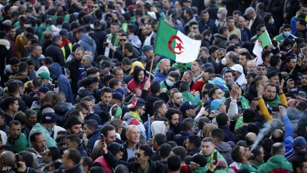 بعد الإخفاق في بلوغ المونديال.. السلطات الجزائرية تفرج بشكل مفاجئ عن عدد من معتقلي الحراك