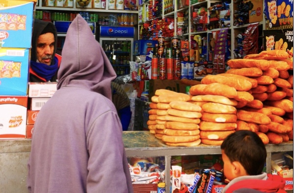 “تحدي الكارني”.. شباب مغاربة يطلقون حملة إنسانية لأداء “كريديات” الفقراء (صور)