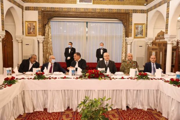 بالورود والمونو مرة ثانية.. رئيس الوزراء الجزائري يقيم مائدة إفطار لرئيس الحكومة الليبية (صور)