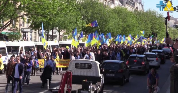 باريس.. آلاف المحتجين القبايليين يخرجون تنديدا بالنظام الجزائري