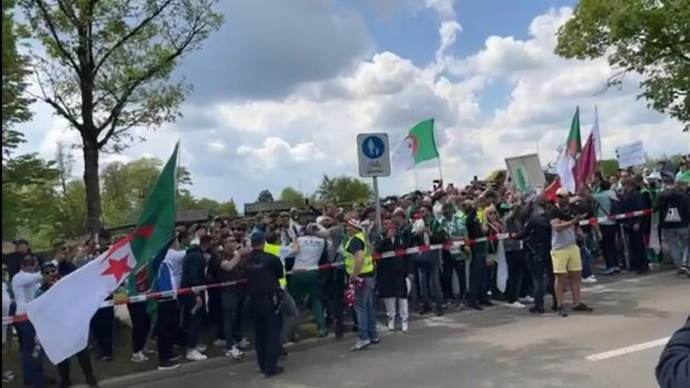 مازال كيحلمو.. جزائريون يحتجون أمام مقر الفيفا مطالبين بإعادة مباراة الكاميرون!