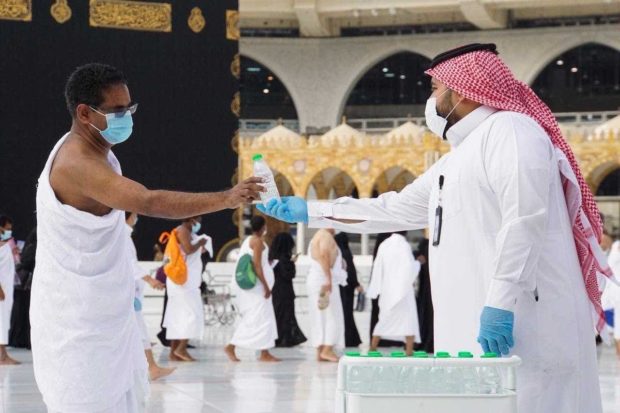 سيشمل الحجاج أيضا.. السعودية تمنع المعتمرين من وضع ماء زمزم داخل الأمتعة (صور)