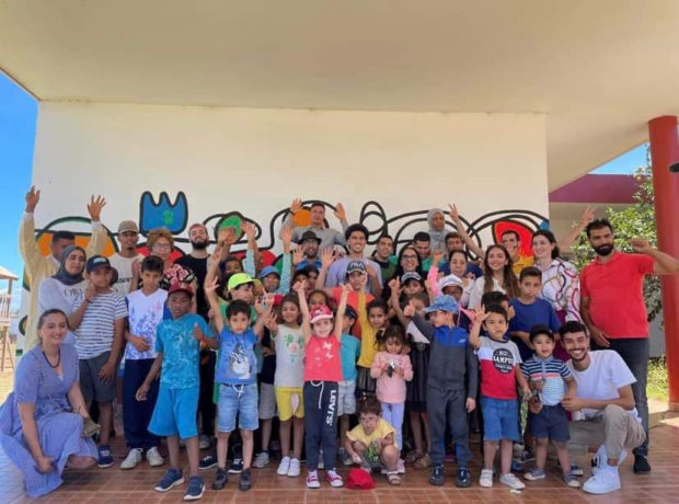في مبادرة رائعة.. دولي مغربي يهدي ملعبا لكرة القدم لأطفال دار بوعزة