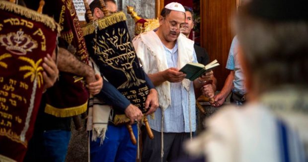كيصومو على الهضرة والماكلة 25 ساعة.. اليهود المغاربة يُحيون “يوم الغفران” (فيديو)