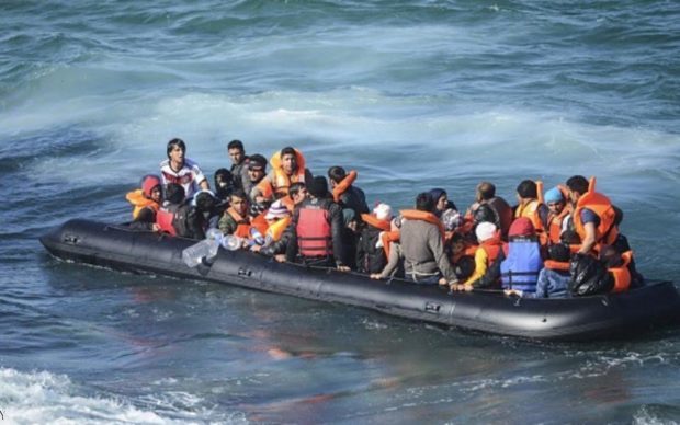 كانوا في رحلة محفوفة بالمخاطر.. البحرية تُنقذ أكثر من 180 حراكّ من بينهم أطفال