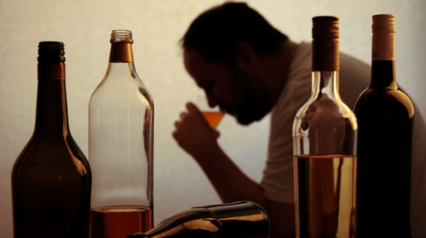 بعد فاجعة “الكحول القاتل”.. مطالب للحكومة باتخاذ تدابير حازمة