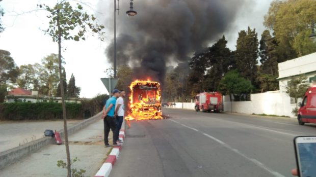 بالصور من طنجة.. احتراق حافلة كانت تقل 50 تلميذا