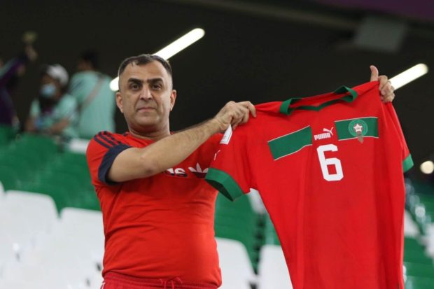 مشجع عراقي حصل على قميص سايس خلال المونديال: وصل سعره 10 ملايين ونصف سنيتم ولم أبعه (صور)