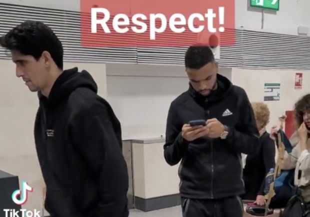 بالفيديو من مطار إسباني.. تواضع بونو والنصيري يحظى بالإعجاب والإشادة
