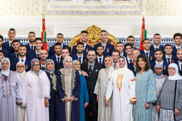 فيفا: منتخب المغرب خلفه شعب كامل بل أمة كاملة… وبعثوا رسائل للعالم بأسره عن أهمية العائلة والبر بالوالدين