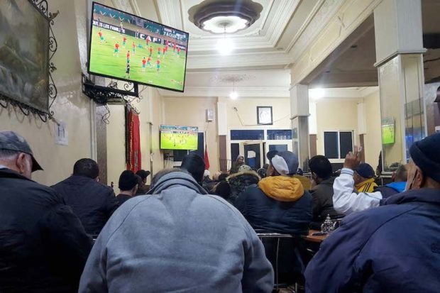 طلعات الثمن بـ300 فالمائة.. مقاه تستغل مباريات المغرب في المونديال لترفع الأسعار