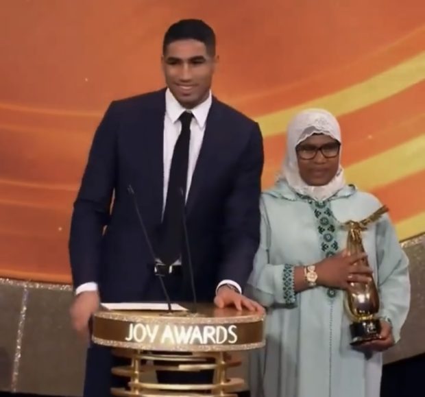 مرضي ميمتو.. حكيمي يتسلم جائزة الرياضي المفضل بحفل “جوي أواردز” في الرياض (فيديو)