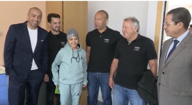 داروها زوينة.. أساطير كرة القدم في زيارة لأطفال مصابين بالسرطان في الرباط (فيديو)