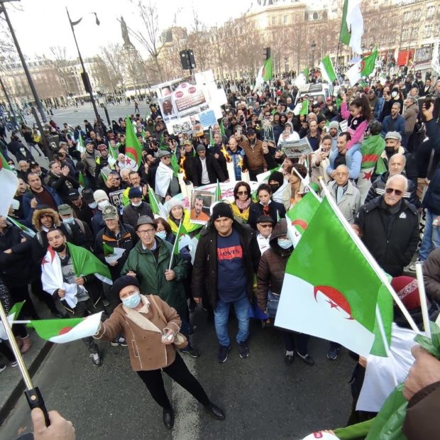 طالبوا بإقامة دولة مدنية ورحيل نظام الكابرانات.. جزائريون يحتجون في باريس (صور)