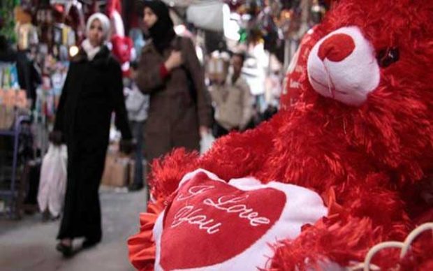 مغاربة عن الاحتفال بعيد الحب: فين هو الحب بعدا؟… والحكومة جمعات “حب وتبن”