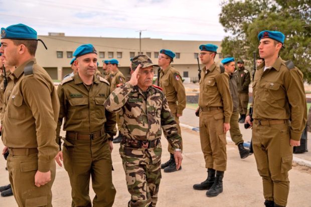 لتعزيز التعاون العسكري.. قائد سلاح المدفعية المغربي يزور إسرائيل (صور)