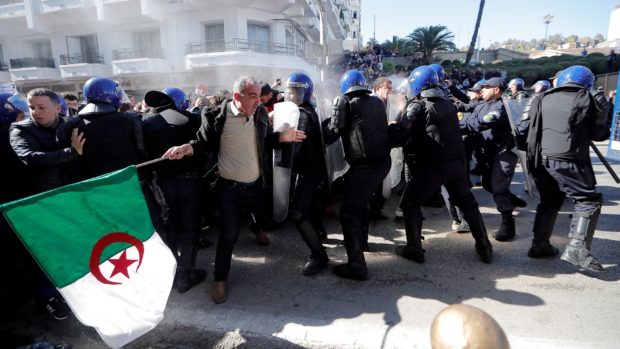 “لوموند” الفرنسية: من الحراك إلى القمع… النظام الجزائري يقتحم مرحلة حساسة وخطيرة
